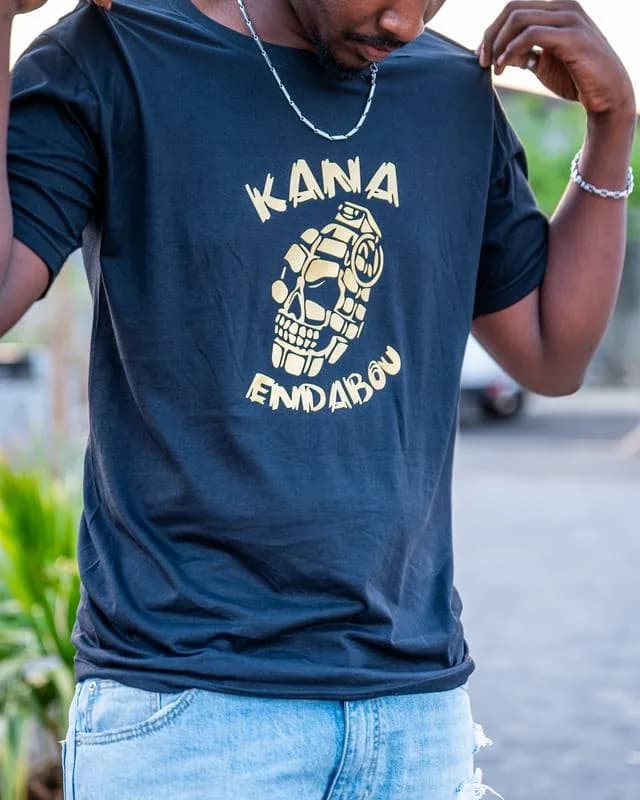 T-shirt Grand logo noir et or Kana Endabou