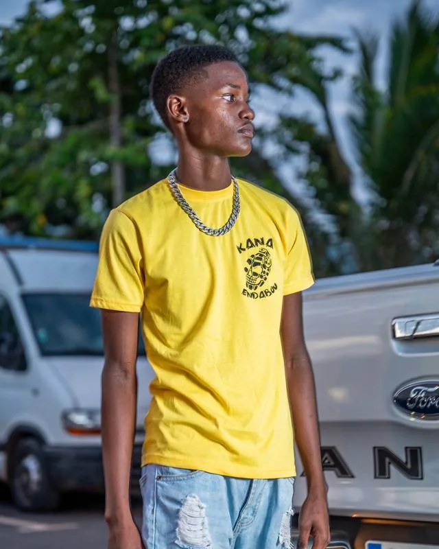 T-shirt Logo cœur jaune Kana Endabou porté à Mayotte
